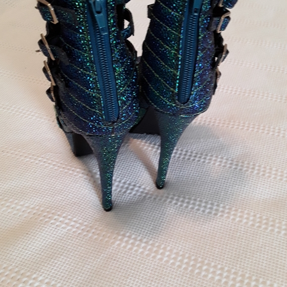 Steve Madden Mermaid Irridescent Stilletos, Jumpoff - Picture 7 of 7
